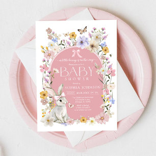 Eine kleine wilde Kaninchen-Blumen-Baby-Party Einladung