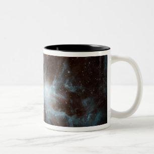Eine Kolonie der heißen Junge spielt im Zweifarbige Tasse