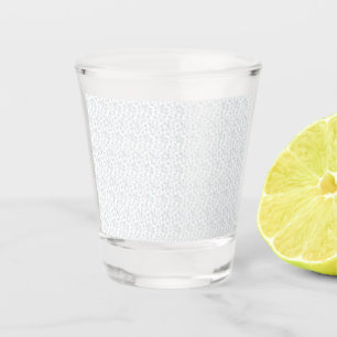 Eine komplett weiße, funkellose Oberfläche füllt d Schnapsglas