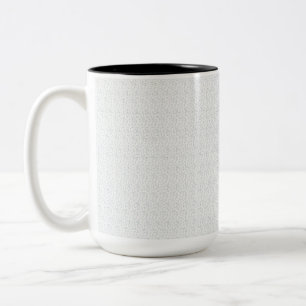 Eine komplett weiße, funkellose Oberfläche füllt d Zweifarbige Tasse