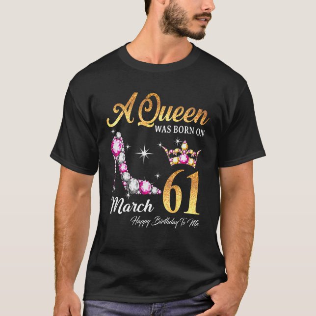 Eine Königin war im März 61 glücklich zum Geburtst T-Shirt (Vorderseite)