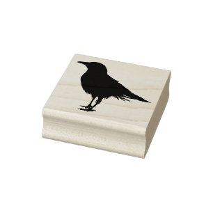 Eine Krähe, die in Silhouette stehend ist Gummistempel