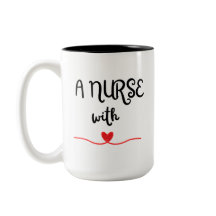 Eine Krankenschwester mit Herz-Tasse