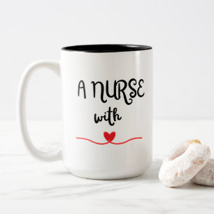 Eine Krankenschwester mit Herz-Tasse Zweifarbige Tasse