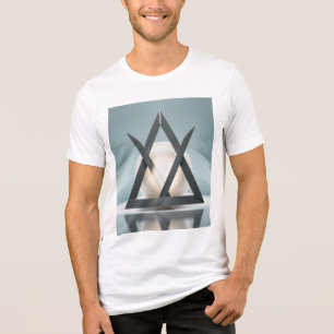 Eine Kugel, die mit scharfen dreieckigen Prismen ü Tri-Blend Shirt