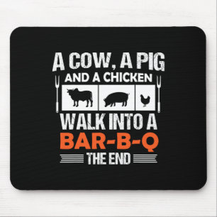 Eine Kuh, ein Schwein und ein Huhn gehen in eine R Mousepad