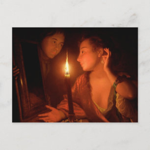 Eine Lady, die einen Ohrring von Candlelight bewun Postkarte