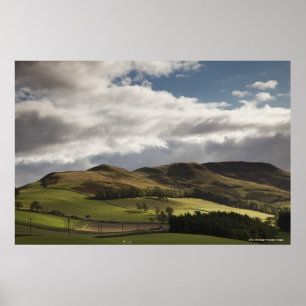 Eine Landschaft mit Hügeln und Wolken Poster