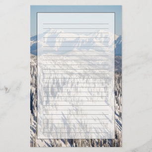 Eine landschaftliche Ansicht von Snowybergen und Briefpapier