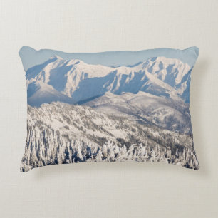 Eine landschaftliche Ansicht von Snowybergen und Dekokissen