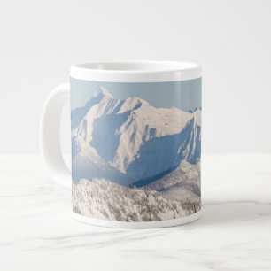 Eine landschaftliche Ansicht von Snowybergen und Jumbo-Tasse