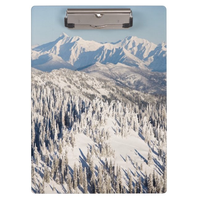 Eine landschaftliche Ansicht von Snowybergen und Klemmbrett (Vorderseite)