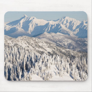 Eine landschaftliche Ansicht von Snowybergen und Mousepad