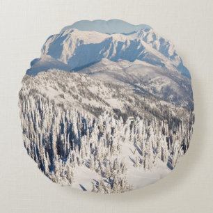 Eine landschaftliche Ansicht von Snowybergen und Rundes Kissen