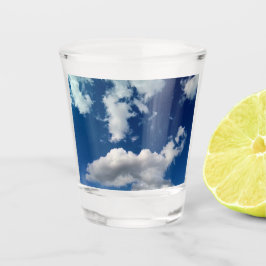 Eine lange weiche Wolke Schnapsglas