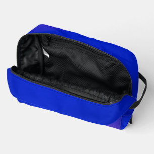 Eine lebendige blaue Reißverschlusstasche mit eine Waschbeutel