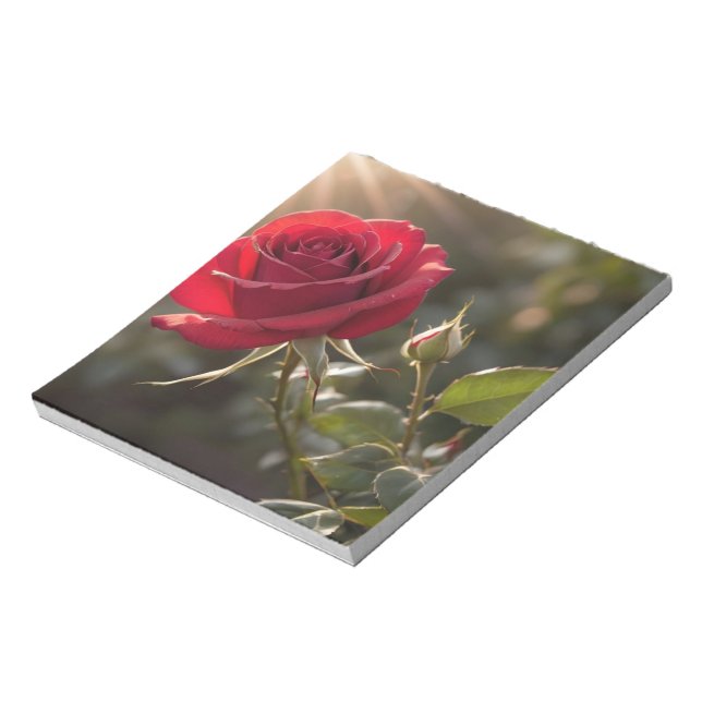 Eine lebendige rote Rose, die Liebe und Leidenscha Notizblock (Rotiert)
