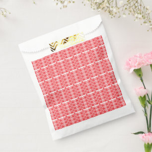 Eine lebendige rote Rose mit sanften Abfällen, die Geschenktütchen