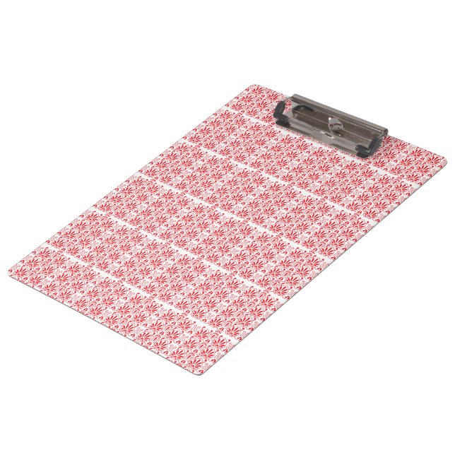 Eine lebendige rote Rose mit sanften Abfällen, die Klemmbrett (Schrägansicht)
