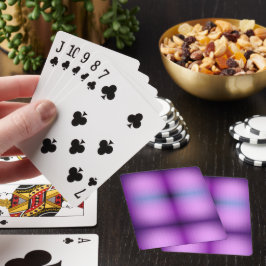 Eine lebendige violette Spielkarte mit einer versc