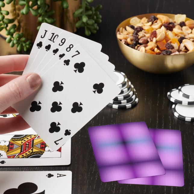 Eine lebendige violette Spielkarte mit einer versc (In Situ)