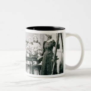 Eine Lektion in der Hauswirtschaftslehre (b&w Zweifarbige Tasse