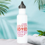 Eine Liebe Lehrer Rosa Moderner Personalisierter N Edelstahlflasche<br><div class="desc">Eine Liebe Lehrer Pink Moderner Personalisierter Name Stainless Steel Water Flasche zeigt den Text "one love lehrer" in modernen rosa Drehbuch Typografie mit Liebe Herzen und personalisiert mit Ihrem individuelle Name. Perfekt für Ihren Lieblingslehrer für Lehrerbewertungen,  Geburtstag,  Weihnachten,  Feiertage und mehr. Von Evco Studio entworfen www.zazzle.com/store/evcostudio</div>