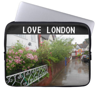 Eine Londoner Straße und regen England Laptopschutzhülle