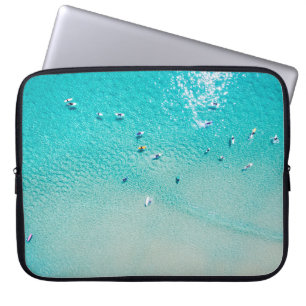 Eine Luftansicht der Surfer, die für eine Welle im Laptopschutzhülle