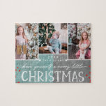 Eine lustige kleine Weihnachtsfamilienfoto-Collage<br><div class="desc">Ein fröhliches kleines Weihnachtsfamilien Custom 3 Foto Collage Puzzle. Freuen Sie sich auf moderne Schriftart, Berries und einen frostigen aquamarin- & Kohlehintergrund! Tauchen Sie ein in Ihre Fotos und senden Sie ein personalisiertes Weihnachtsgrüßen an Familie und Freunde!</div>