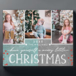 Eine lustige kleine Weihnachtsfamilienfoto-Collage Fotoplatte<br><div class="desc">Eine lustige kleine Weihnachtsfamilie Custom 3 Foto Collage Plaque. Freuen Sie sich auf moderne Schriftart, Berries und einen frostigen aquamarin- & Kohlehintergrund! Tauchen Sie ein in Ihre Fotos und senden Sie ein personalisiertes Weihnachtsgrüßen an Familie und Freunde!</div>