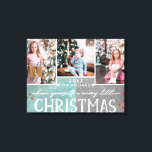 Eine lustige kleine Weihnachtsfamilienfoto-Collage Leinwanddruck<br><div class="desc">Eine lustige kleine Weihnachtsfamilie Custom 3 Foto Collage Wrapped Canvas Print. Freuen Sie sich auf moderne Schriftart,  Berries und einen frostigen aquamarin- & Kohlehintergrund! Tauchen Sie ein in Ihre Fotos und senden Sie ein personalisiertes Weihnachtsgrüßen an Familie und Freunde!</div>