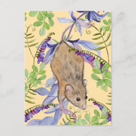 Eine lustige Maus in einem Dickicht von Blume. Postkarte