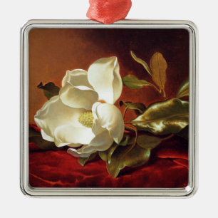 Eine Magnolie auf rotem Samt, Ornament Aus Metall