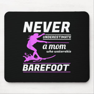 Eine Mama, die Wasserskis Refoot Wasserski fahren Mousepad