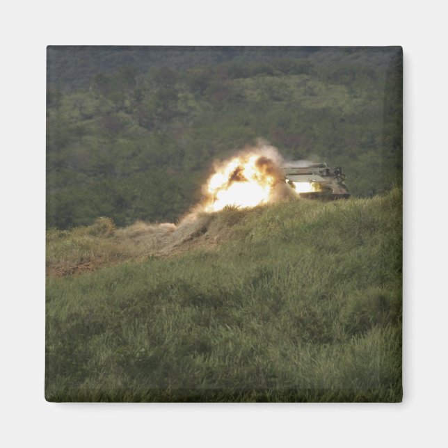 Eine Marine erzielt einen direkten Treffer Magnet (Vorne)