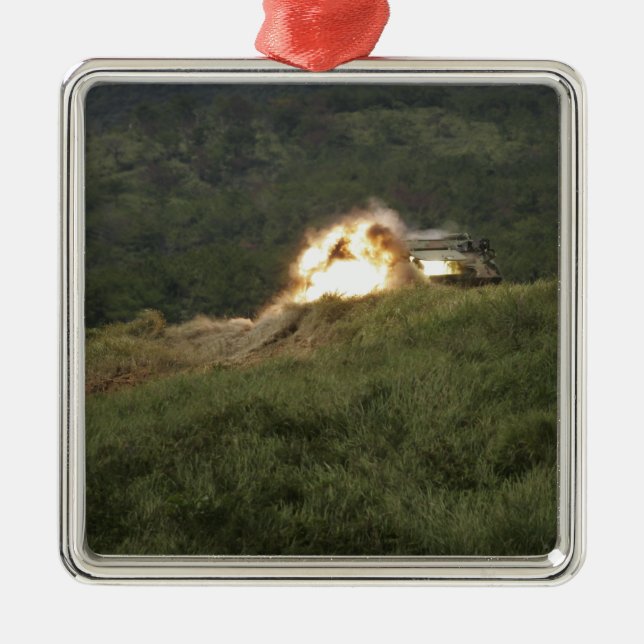 Eine Marine erzielt einen direkten Treffer Ornament Aus Metall (Vorne)
