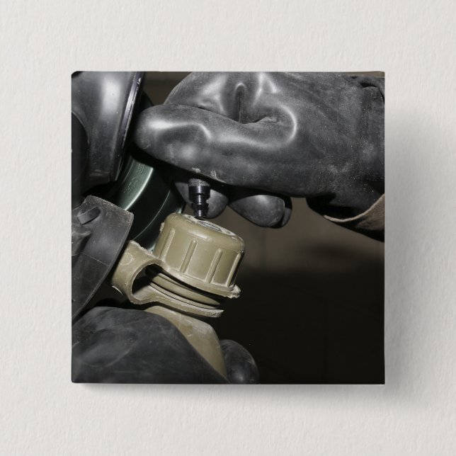 Eine Marine fügt einen Trinkschlauch in seinen Kan Button (Vorderseite)