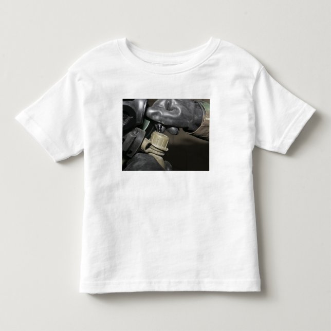 Eine Marine fügt einen Trinkschlauch in seinen Kan Kleinkind T-shirt (Vorderseite)
