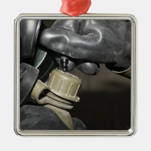 Eine Marine fügt einen Trinkschlauch in seinen Kan Silbernes Ornament