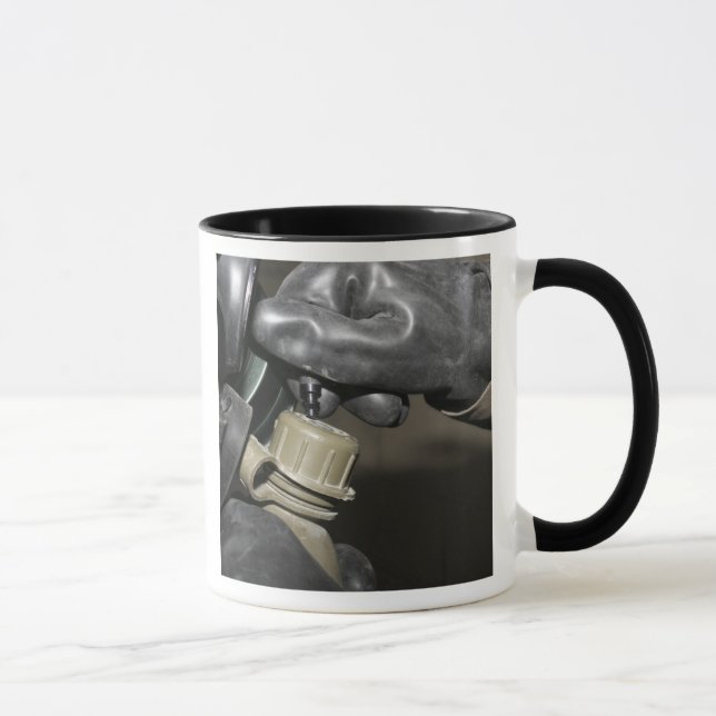 Eine Marine fügt einen Trinkschlauch in seinen Kan Tasse (Rechts)