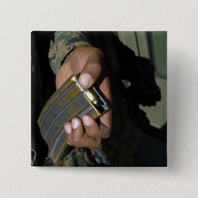 Eine Marine lädt leere Munition Button (Vorderseite)
