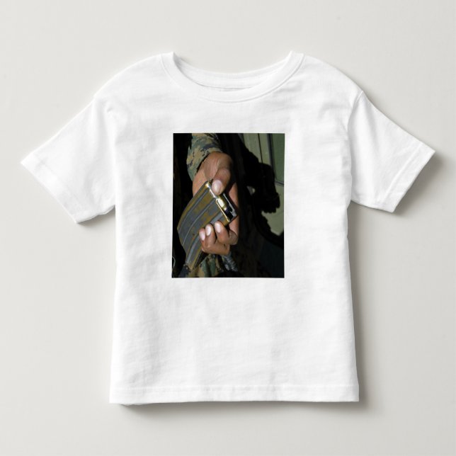 Eine Marine lädt leere Munition Kleinkind T-shirt (Vorderseite)