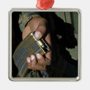 Eine Marine lädt leere Munition Silbernes Ornament