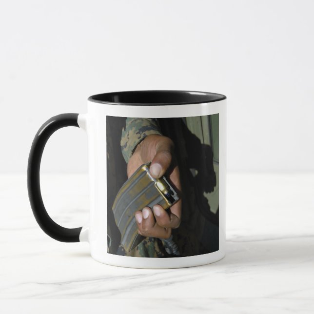 Eine Marine lädt leere Munition Tasse (Links)