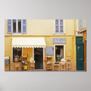 Eine Marktstraße in der Altstadt mit einem Geschäf Poster