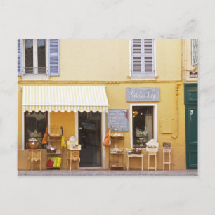 Eine Marktstraße in der Altstadt mit einem Geschäf Postkarte