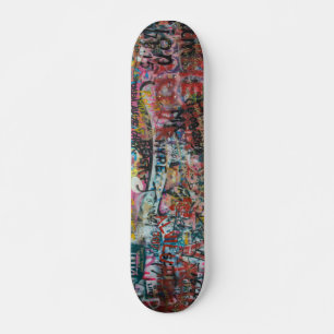 eine Mauer voller Graffiti Skateboard