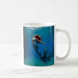 Eine Meerjungfrau steigt auf die Oberfläche Kaffeetasse