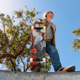 eine Menge schön gefärbter Steine Skateboard